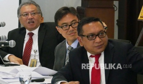 Ketua Dewan Komisioner Lembaga Penjamin Simpanan (LPS) Halim Alamsyah (kiri) bersama Kepala Eksekutif LPS Fauzi Ichsan (tengah) dan DIrektur Eksekituf Riset Surveilans dan Pemeriksaan Didik Madiyono memberikan penjelasan kepada wartawan pada acara temu media dengan Lembaga Penjamin Simpanan di Jakarta, Kamis (14/9). 