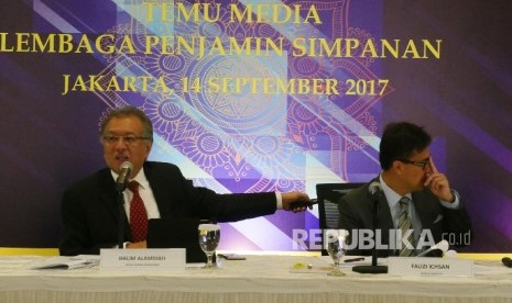 Ketua Dewan Komisioner Lembaga Penjamin Simpanan (LPS) Halim Alamsyah (kiri) bersama Kepala Eksekutif LPS Fauzi Ichsan memberikan penjelasan kepada wartawan pada acara temu media dengan Lembaga Penjamin Simpanan di Jakarta, Kamis (14/9).