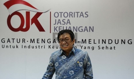 Ketua Dewan Komisioner OJK Muliaman D Hadad berbicara saat silaturahmi dengan media dikantor OJK, Jakarta, Jumat (24/7).