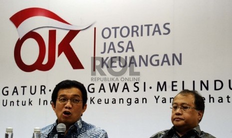 Ketua Dewan Komisioner OJK Muliaman D Hadad (kiri) berbicara saat silaturahmi dengan media dikantor OJK, Jakarta, Jumat (24/7).