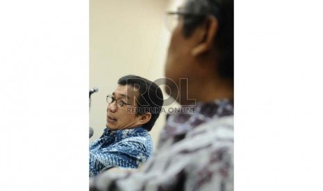 Ketua Dewan Komisioner OJK Muliaman D Hadad (kiri) berbicara saat silaturahmi dengan media dikantor OJK, Jakarta, Jumat (24/7). 