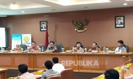 Ketua Dewan Komisioner OJK, Muliaman D Hadad memberikan kuliah umum kepada mahasiswa ekonomi Universitas Sumatera Utara, Medan, Jumat (7/4). 