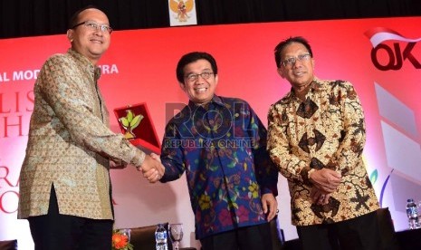  Muliaman D. Hadad (tengah), Rosan P. Roeslani (kiri), DAN Firdaus Djaelani saat pembukaan Seminar Nasional Revitalisasi Modal Ventura, Jakarta, Senin (27/4).(Republika/ Yasin Habibi)