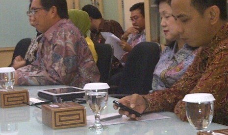 Ketua Dewan Komisioner OJK Muliaman Hadad (kiri) bersama komisioner bertandang ke Harian Republika, Jumat (17/5)