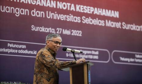 Ketua Dewan Komisioner OJK Wimboh Santoso dalam kegiatan Penandatanganan Nota Kesepahaman OJK dengan Universitas Sebelas Maret di Gedung Ki Hajar Dewantara, Kampus UNS, Surakarta, Jumat (27/5/2022)