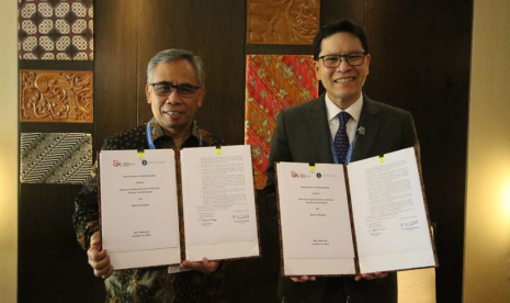 OJK chief commissioner Wimboh Santoso and Governor of the Thai central bank Veerathai Santiprabhob sign MoU in banking supervision, Friday (Oct 12).