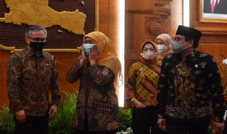 Ketua Dewan Komisioner OJK Wimboh Santoso dan Menteri Desa, Pembangunan Daerah Tertinggal dan Transmigrasi Abdul Halim Iskandar serta Gubernur Jawa Timur Khofifah Indar Parawansa bertemu di Gedung Grahadi Surabaya, Rabu (21/10), untuk meresmikan Pencanangan Program Pendirian LKD