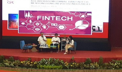 Ketua Dewan Komisioner OJK Wimboh Santoso dan Menteri Kominfo Rudiantara menjadi pembicara di acara Fintech Goes to Campus : Kolaborasi Millenial dan Fintech Menyongsong Revolusi Industri 4.0, di Auditorium Universitas Sebelas Maret (UNS) Solo, Sabtu (9/3).