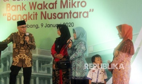 Ketua Dewan Komisioner OJK Wimboh Santoso (kiri) berbincang dengan nasabah saat meresmikan Bank Wakaf Mikro Bangkit Nusantara di Pondok Pesantren Roudlatut Thalibin, Rembang, Jawa Tengah, Kamis (9/1/2020). 