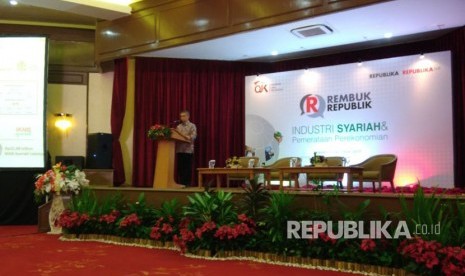 Ketua Dewan Komisioner OJK Wimboh Santoso memberikan keynote speech dalam acara Rembuk Republik, Kamis (5/10), di Jakarta.