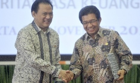 Ketua Dewan Komisioner Otoritas Jasa Keuangan Muliaman Hadad (kanan).