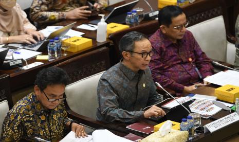 Ketua Dewan Komisioner Otoritas Jasa Keuangan (OJK) Mahendra Siregar (tengah). Otoritas Jasa Keuangan (OJK) memulai langkah untuk menggunakan inisiatif pasar karbon sebagai alternatif pembiayaan sektor riil. Hal ini mengingat Indonesia memiliki potensi besar untuk memimpin pasar karbon di dunia. 