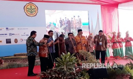 Ketua Dewan Komisioner Otoritas Jasa Keuangan (OJK)  Muliaman D Hadad bersama Menteri Koordinator Perekonomian Darmin Nasution secara resmi meluncurkan program AKSI Pangan,  Jumat,  (24/3). 