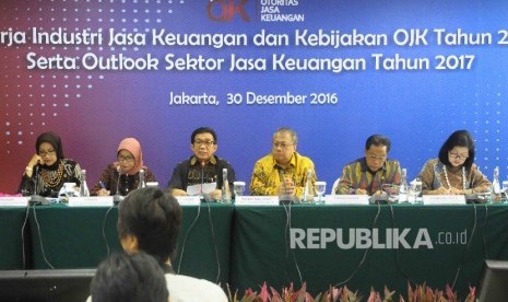 Ketua Dewan Komisioner Otoritas Jasa Keuangan (OJK) Muliaman D Hadad (ketiga kiri) bersama Anggota Dewan Komisioner OJK merangka Ketua Dewan Audit OJK Ilya Alvianti, Kepala Eksekutif Pengawas Pasar Modal OJK Nurhaida, Wakil Ketua Dewan Komisioner OJK Rahma