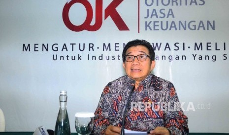 Ketua Dewan Komisioner Otoritas Jasa Keuangan (OJK) Muliaman D Hadad memberikan keterangan kepada wartawan di Gedung OJK, Jumat (13/1).