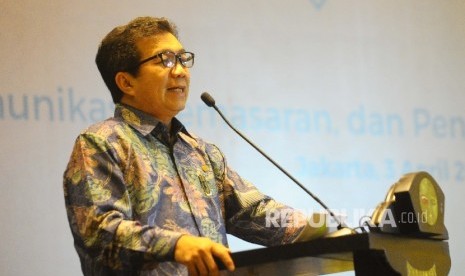 Ketua Dewan Komisioner Otoritas Jasa Keuangan (OJK) Muliaman D Hadad menyampaikan sambutannya saat meluncurkan Forum CEO SIKOMPAK Syariah di Jakarta, Senin (3/4). 