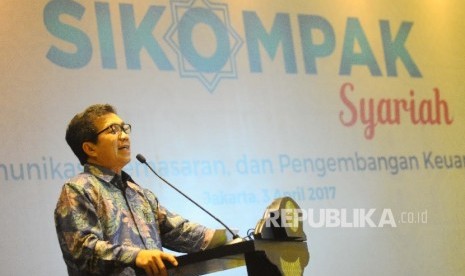 Ketua Dewan Komisioner Otoritas Jasa Keuangan (OJK) Muliaman D Hadad menyampaikan sambutannya saat meluncurkan Forum CEO SIKOMPAK Syariah di Jakarta, Senin (3/4). 