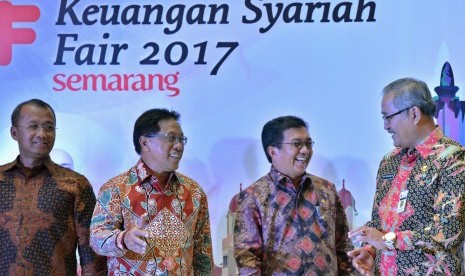 Ketua Dewan Komisioner Otoritas Jasa Keuangan (OJK) Muliaman D Hadad (kedua kanan) berbincang dengan Sekda Jateng Sri Puryono (kanan) dan Kepala Eksekutif Pengawas Industri Keuangan Non Bank (IKNB) OJK Firdaus Djaelani (kedua kiri) usai membuka Keuangan Syariah Fair (KSF) 2017, di Semarang, Jawa Tengah, Jumat (12/5).