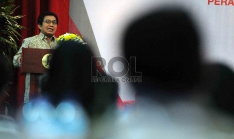 Ketua Dewan Komisioner Otoritas Jasa Keuangan (OJK) Muliaman Hadad memberikan sambutannya dalam Bincang Bisnis Keuangan di Lombok, Nusa Tenggara Barat, Sabtu (12/12).Republika/Agung Supriyanto