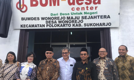 Ketua Dewan Komisioner Otoritas Jasa Keuangan (OJK), Wimboh Santoso meresmikan Badan Usaha Milik Desa (BUMDes) Center Maju Sejahtera Desa Wonorejo, Kecamatan Polokarto, Kabupaten Sukoharjo, Sabtu (17/11). 