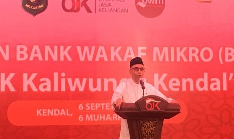 Ketua Dewan Komisioner Otoritas Jasa Keuangan (OJK), Wimboh Santoso meresmikan Bank Wakaf Mikro (BWM) di Kendal, Jawa Tengah, Jumat (6/9). 