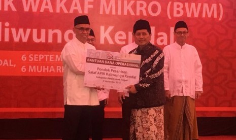 Ketua Dewan Komisioner Otoritas Jasa Keuangan (OJK), Wimboh Santoso meresmikan Bank Wakaf Mikro (BWM) di Kendal, Jawa Tengah, Jumat (6/9). 