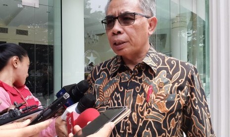 Ketua Dewan Komisioner Otoritas Jasa Keuangan (OJK) Wimboh Santoso usai menemui Wakil Presiden Ma'ruf Amin di Kantor Wakil Presiden, Jakarta, Senin (11/11).