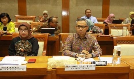 Ketua Dewan Komisioner Otoritas Jasa Keuangan (OJK) Wimboh Santoso (kanan) 