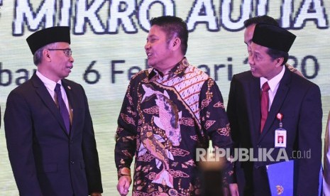 Ketua Dewan Komisioner Otoritas Jasa Keuangan (OJK) Wimboh Santoso (kiri) berbincang dengan Gubernur Sumatera Selatan Herman Deru (tengah) dan Kepala OJK Regional 7 Sumbagsel Dijabat Untung Nugroho (kanan) usai meresmikan Bank Wakaf Mikro (BWM) di Palembang, Sumatera Selatan, Kamis (6/2/2020).