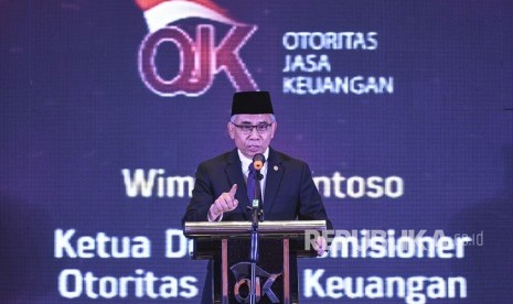 Ketua Dewan Komisioner Otoritas Jasa Keuangan (OJK) Wimboh Santoso memberikan sambutan dalam acara Pertemuan Tahunan Industri Jasa Keuangan Tahun 2020 di Palembang, Sumatera Selatan, Kamis (6/2/2020).