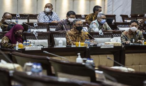 Ketua Dewan Komisioner Otoritas Jasa Keuangan (OJK) Wimboh Santoso (tengah) mengikuti rapat kerja dengan Komisi XI DPR di Kompleks Parlemen, Senayan, Jakarta, Selasa (30/3/2021). Rapat kerja tersebut membahas revisi anggaran OJK tahun 2021.