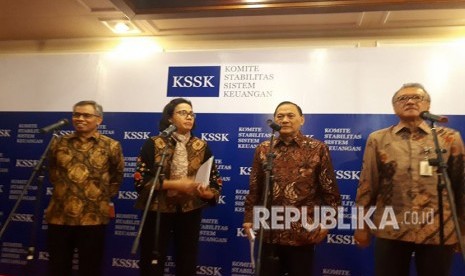 Ketua Dewan Komisioner Otoritas Jasa Keuangan Wimboh Santoso bersama Menteri Keuangan Sri Mulyani, Gubernur Bank Indonesia Agus Martowardojo, serta Ketua Dewan Komisioner Lembaga Penjamin Simpanan Halim Alamsyah menggelar Rapat KSSK kuartal pertama 2018 di Jakarta, Senin, (30/4). 