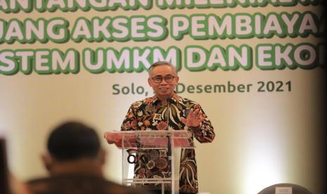 Ketua Dewan Komisioner Otoritas Jasa Keuangan Wimboh Santoso dalam Seminar Nasional “Tantangan Milenial Merebut Peluang Akses Pembiayaan Dalam Ekosistem UMKM dan Ekonomi Hijau” di Kantor OJK Solo, Selasa (28/12)