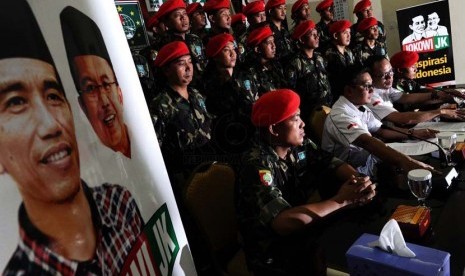 Ketua Dewan Koordinasi Nasional Garda Bangsa Malik Haramain (kedua kanan), Sekjen DKN Garda Bangsa M Hanif Dhakiri (kedua kiri) berbicara dalam konfrensi pers di Jakarta, Jumat (20/6).