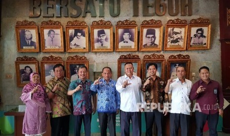 Ketua Dewan Kopi Sumsel (DKS) Zain Ismed (ketiga dari kiri) bersama pengurus  melakukan audiensi dengan  Kepala Biro Perekonomian Provinsi Sumsel Afrian Joni (keempat dari kiri) di kantor Gubernur Sumsel, Selasa (15/5).