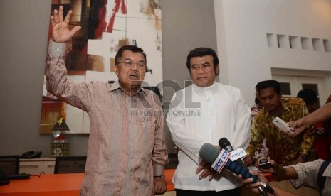  Ketua Dewan Masjid Indonesia (DMI), Jusuf Kalla bersama Rhoma Irama  memberikan keterangan kepada wartawan usai melakukan pertemuan tertutup di Kantor DMI di Menteng, Jakarta Pusat, Jumat (1/11).    (Republika/Agung Supriyanto)