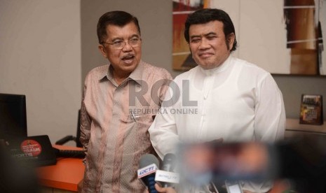  Ketua Dewan Masjid Indonesia (DMI), Jusuf Kalla bersama Rhoma Irama  memberikan keterangan kepada wartawan usai melakukan pertemuan tertutup di Kantor DMI di Menteng, Jakarta Pusat, Jumat (1/11).    (Republika/Agung Supriyanto)