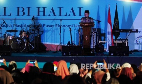 Ketua Dewan Masjid Indonesia yang juga Wakil Presiden Jusuf Kalla memberikan sambutan saat acara halal bi halal DMI di Masjid Istiqlal, Jakarta, Jumat (6/7). 