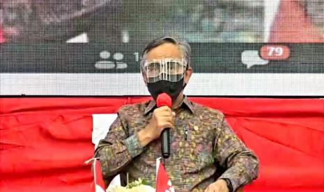  Ketua Dewan Otoritas Jasa Keuangan (OJK) Wimboh Santoso. Otoritas Jasa Keuangan bersama berbagai kementerian dan lembaga sedang menyusun dokumen mengenai Taksonomi Hijau sebagai upaya mempercepat program pembiayaan dengan prinsip berkelanjutan di sektor jasa keuangan.