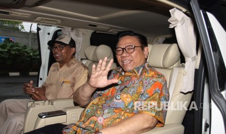 Ketua Dewan Pakar DPP Partai Golkar Agung Laksono (kanan) berada dalam mobil usai menjalani pemeriksaan di Gedung KPK, Jakarta, Kamis (18/1).