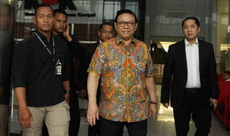 Ketua Dewan Pakar DPP Partai Golkar Agung Laksono (tengah) keluar gedung KPK usai menjalani pemeriksaan, Jakarta, Kamis (18/1). 