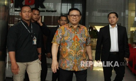 Chairman of the Board of Experts of Golkar Party Agung Laksono (center) walks out the KPK office after meeting a summons to testify for Fredrich Yunadi as a suspect in obstruction of justice case, on Thursday (January 18). 