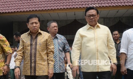 Ketua Dewan Pakar Partai Golkar Agung Laksono (kanan), dan Ketua Umum Partai Golkar Setya Novanto.