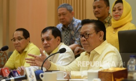 Ketua Dewan Pakar Partai Golkar Agung Laksono (kanan), Ketua Harian DPP Golkar Nurdin Halid (kedua kanan) memberikan keterangan pers terkait hasil Rapat Pleno ke-X Dewan Pakar DPP Partai Golkar di Kantor DPP Partai Golkar, Jakarta, Jumat (21/7).