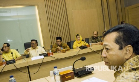 Ketua Dewan Pakar Partai Golkar Agung Laksono (kedua kiri) dan Ketua Umum Partai Golkar Setya Novanto (kanan) menghadiri Rapat Pleno X Dewan Pakar Partai Golkar dengan DPP Partai Golkar di Kantor DPP Golkar, Jakarta, Jumat (21/7).