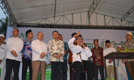 Ketua dewan pembina dompet dhuafa, parni hadi, bersama pengurus dompet dhuafa di acara milad dompet dhuafa