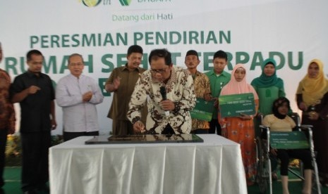  Ketua Dewan Pembina Dompet Dhuafa, Parni Hadi, meresmikan Rumah Sehat Terpadu Dompet Dhuafa (RST-DD), Rabu (4/7) lalu.