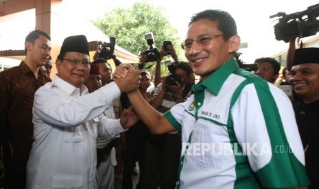 Ketua Dewan Pembina DPP Asosiasi Pedagang Pasar Seluruh Indonesia (APPSI) Prabowo Subianto (kiri) bersalaman dengan Ketua Umum APPSI baru Sandiaga Uno (kanan) di Jakarta, Selasa (22/3).(Republika/Rakhmawaty La'lang)