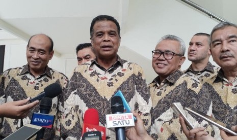 Gerakan Save Their Umrah Lapor ke Wapres. Foto: Ketua Dewan Pembina Forum Silaturahmi Asosiasi Travel Haji dan Umrah (Forum SATHU) Fuad Hasan Masyhur usai menemui Wakil Presiden Maruf Amin di Kantor Wapres, Jakarta, Senin (27/1).