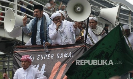 Ketua Dewan Pembina GNPF-MUI Habib Rizieq Shihab bersama Wakil Ketua GNPF-MUI Zaitun Rasmin melakukan orasi usai Aksi Bela Islam III di kawasan silang Monas, Jakarta, Jumat (2/12).